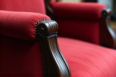 En bekväm sammetsfåtölj i renässansstil