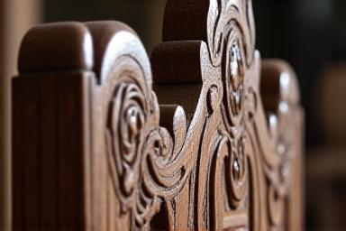 Detaljbild av en snidad stolrygg